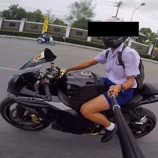 Siswa ini bikin heboh, selfie saat mengendarai motor