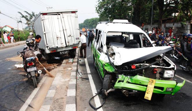 16 Kelakuan sopir angkot di Indonesia yang bikin elus-elus dada! 16 Kelakuan sopir angkot di Indonesia yang bikin elus-elus dada!