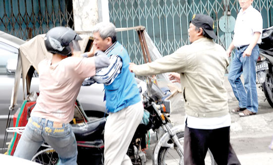 16 Kelakuan sopir angkot di Indonesia yang bikin elus-elus dada! 16 Kelakuan sopir angkot di Indonesia yang bikin elus-elus dada!