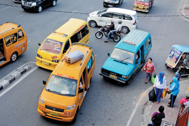 16 Kelakuan sopir angkot di Indonesia yang bikin elus-elus dada! 16 Kelakuan sopir angkot di Indonesia yang bikin elus-elus dada!