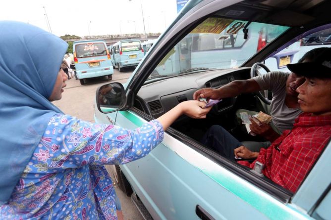 16 Kelakuan sopir angkot di Indonesia yang bikin elus-elus dada! 16 Kelakuan sopir angkot di Indonesia yang bikin elus-elus dada!