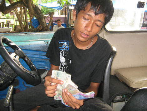 16 Kelakuan sopir angkot di Indonesia yang bikin elus-elus dada! 16 Kelakuan sopir angkot di Indonesia yang bikin elus-elus dada!