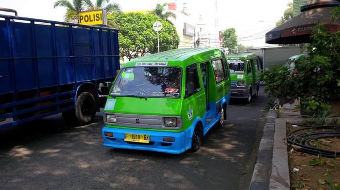 16 Kelakuan sopir angkot di Indonesia yang bikin elus-elus dada! 16 Kelakuan sopir angkot di Indonesia yang bikin elus-elus dada!