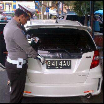 20 Pelat kendaraan unik bikin kamu tertawa