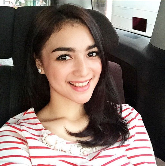 Siapa artis cantik Indonesia pemilik mata indah ini?