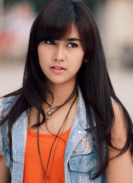 Siapa artis cantik Indonesia pemilik mata indah ini?