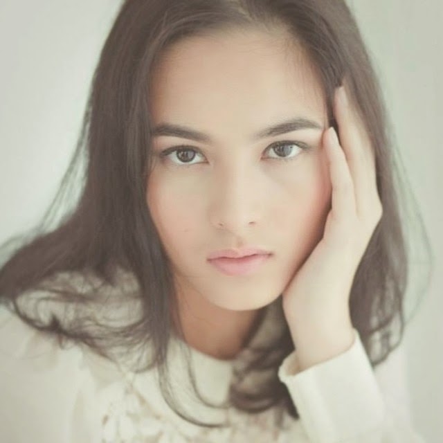 Siapa artis cantik Indonesia pemilik mata indah ini?