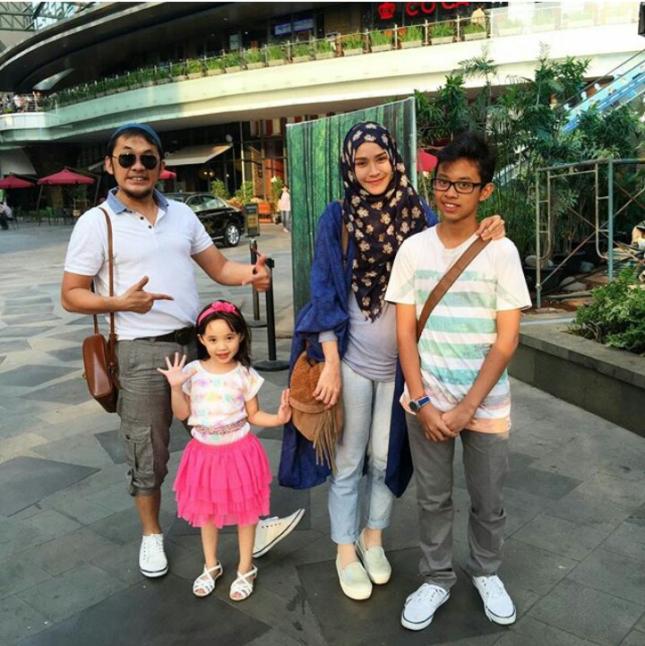 Hubungan harmonis para artis dengan anak tirinya, siapa saja mereka?