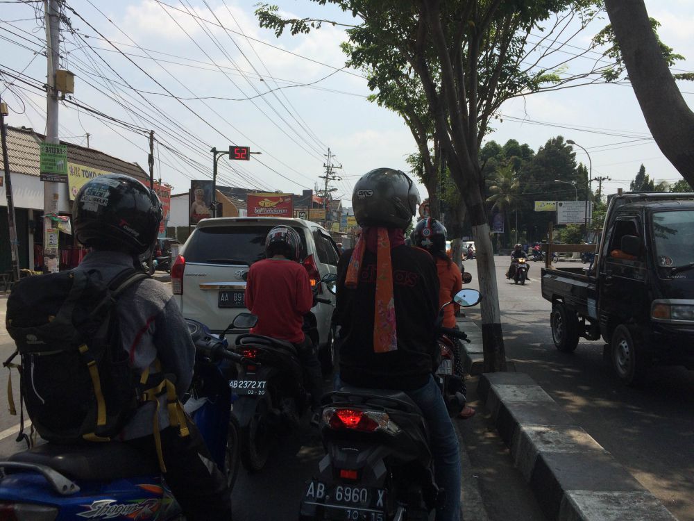 Kebiasaan pengendara saat berhenti di lampu merah Kebiasaan pengendara saat berhenti di lampu merah