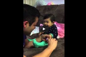 Kerjai ayahnya, si anak pura-pura menjerit saat akan gunting kuku