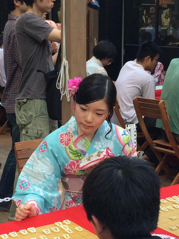 Beni Taketama, pemain catur Jepang cantik bisa bikin kamu deg deg ser!