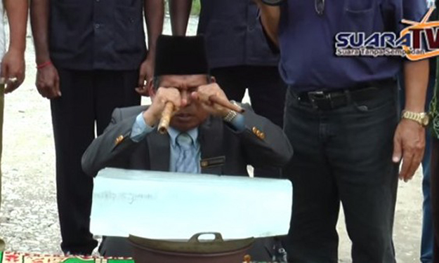 VIDEO: Cara dukun asal Malaysia hentikan kabut asap