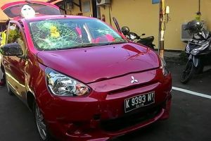 Bocah ngawur! Terobos lampu,disetop malah ngebut nabrak polisi & warga