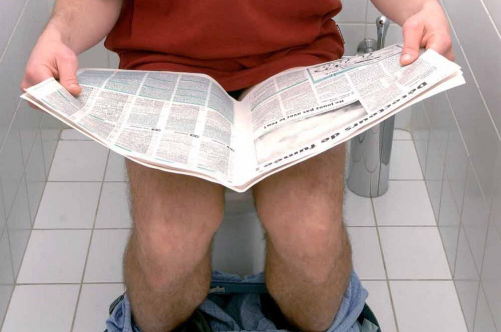 7 Kebiasaan aneh yang dilakukan orang ketika di toilet