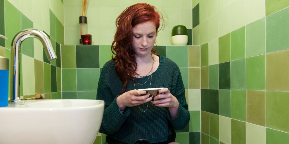 7 Kebiasaan aneh yang dilakukan orang ketika di toilet