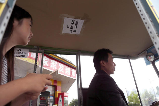 Bajaj ini sediakan iPad dan Wifi gratis untuk penumpangnya, top! Bajaj ini sediakan iPad dan Wifi gratis untuk penumpangnya, top!