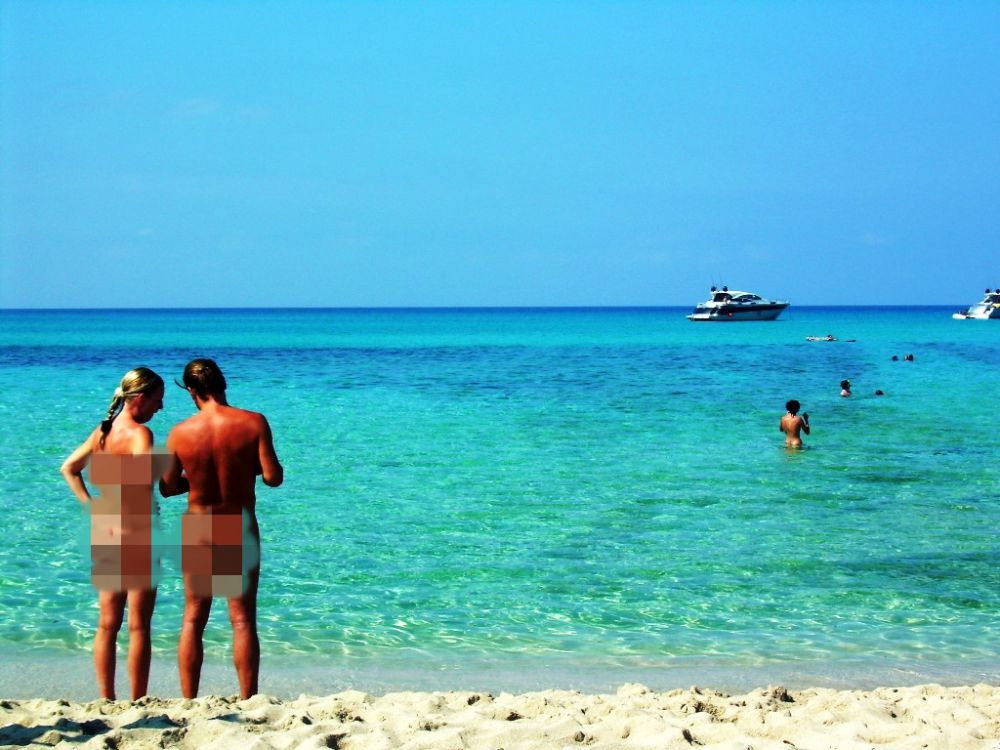 Di 10 pantai  ini pengunjung bebas  bertelanjang bulat