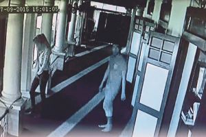 Pasangan kekasih tertangkap kamera hendak mencuri uang kotak amal 