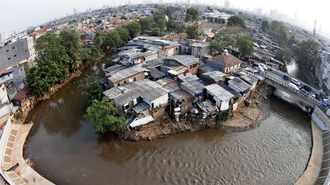 Foto-foto perbedaan sungai Ciliwung sebelum dan sesudah relokasi Foto-foto perbedaan sungai Ciliwung sebelum dan sesudah relokasi