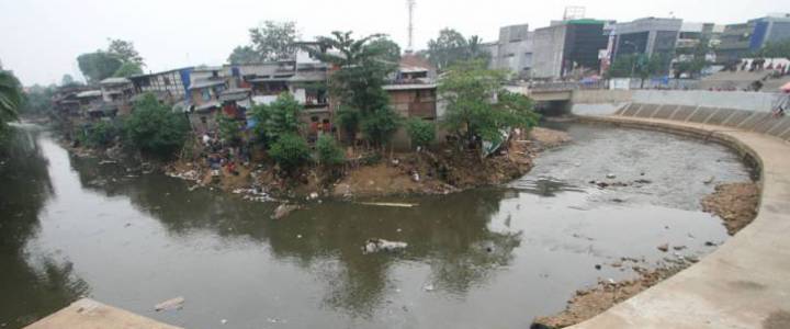 Foto-foto perbedaan sungai Ciliwung sebelum dan sesudah relokasi Foto-foto perbedaan sungai Ciliwung sebelum dan sesudah relokasi