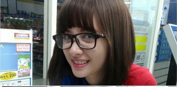 Jika ketemu kasir cantik ini, kamu yakin masih mau minta kembalian?