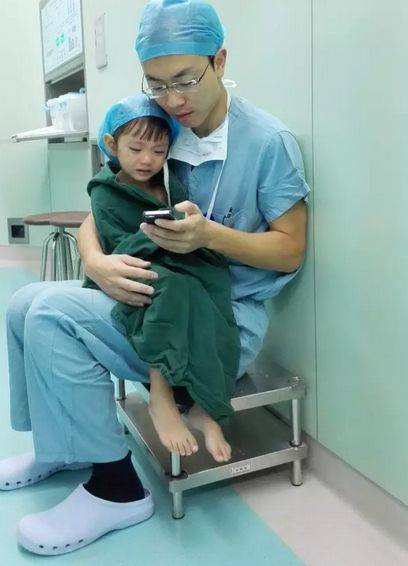 Begini cara dokter muda hibur anak kecil yang mau operasi, so sweet