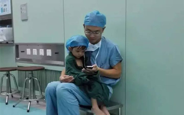 Begini cara dokter muda hibur anak kecil yang mau operasi, so sweet
