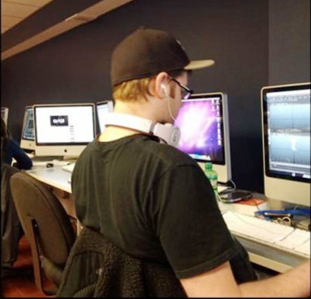 15 Orang ini harusnya nggak main gadget daripada kelihatan norak 15 Orang ini harusnya nggak main gadget daripada kelihatan norak