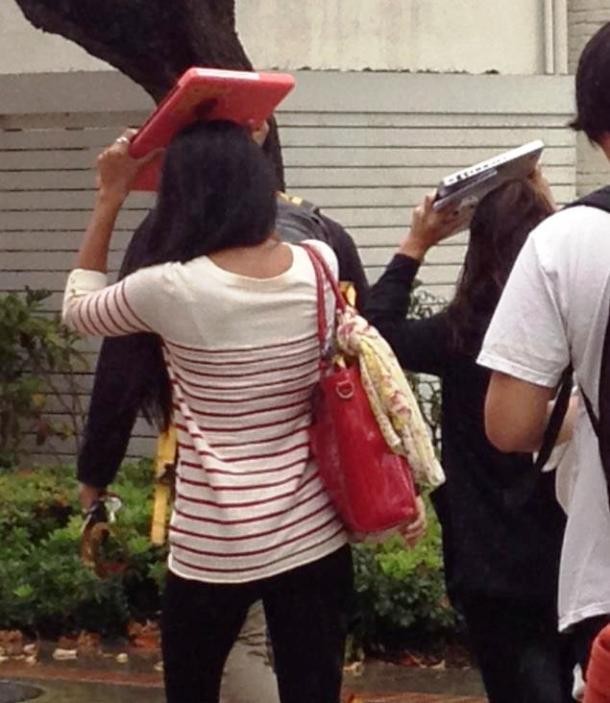 15 Orang ini harusnya nggak main gadget daripada kelihatan norak 15 Orang ini harusnya nggak main gadget daripada kelihatan norak