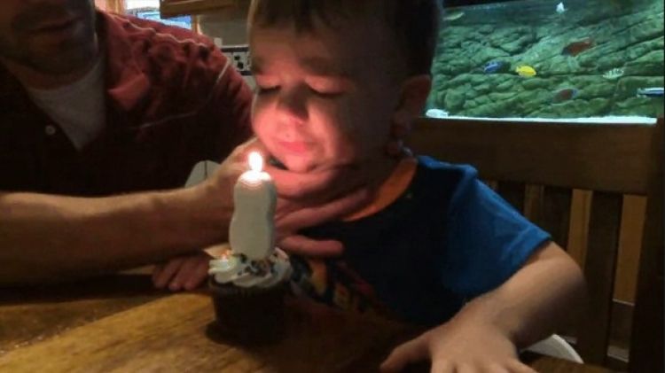 Anak Kesulitan Tiup Lilin Ultah Ayah Ini Lakukan Hal Tak Terduga