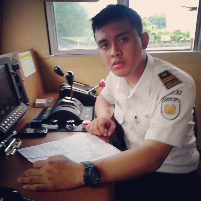 12 Masinis ganteng ini bisa bikin penumpang kereta wanita meleleh, aw!