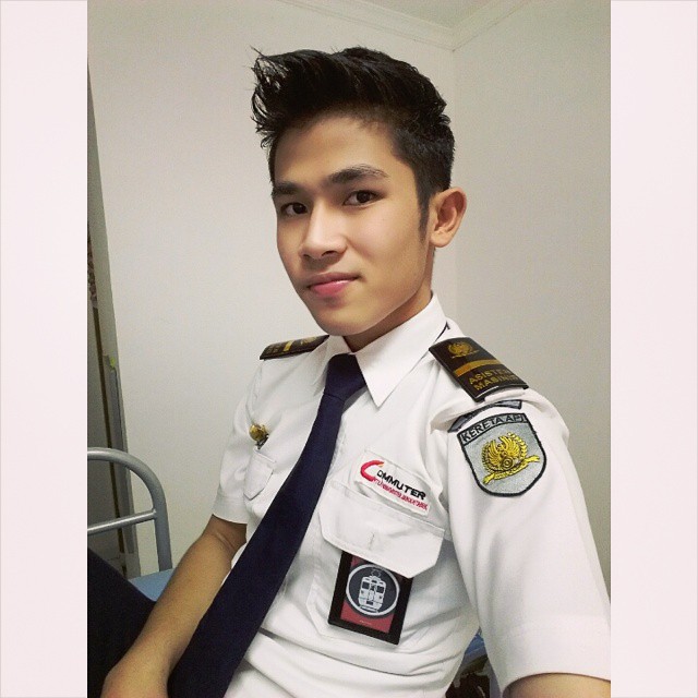 12 Masinis ganteng ini bisa bikin penumpang kereta wanita meleleh, aw!