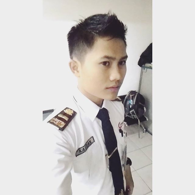 12 Masinis ganteng ini bisa bikin penumpang kereta wanita meleleh, aw!