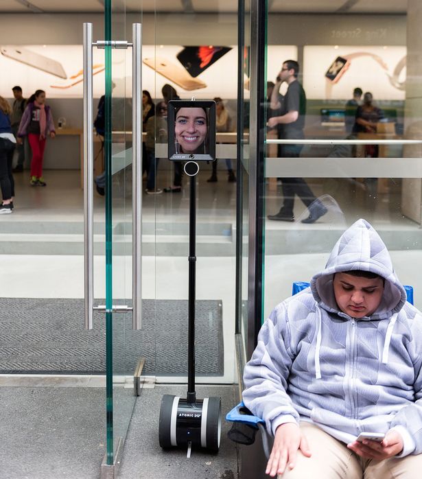 Terlalu malas, perempuan ini mengutus robot untuk mengantre iPhone 6s