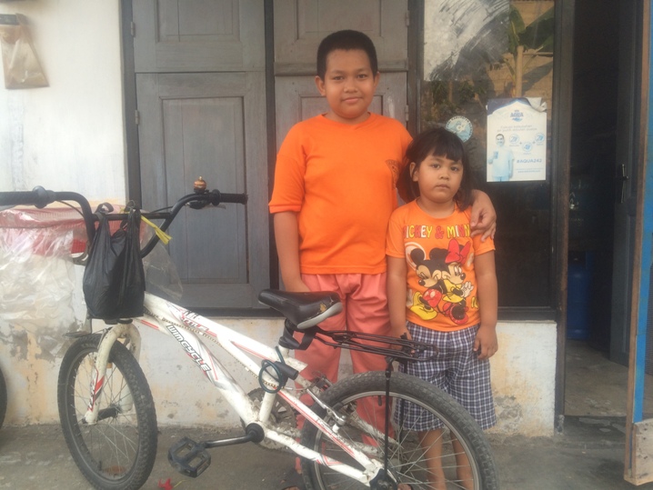 5 Hal yang bisa kamu tiru dari Rizal, bocah SD penjual kue keliling