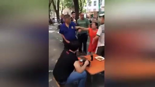 Di tengah baku hantam, lelaki ini tetap santai menikmati mi favoritnya