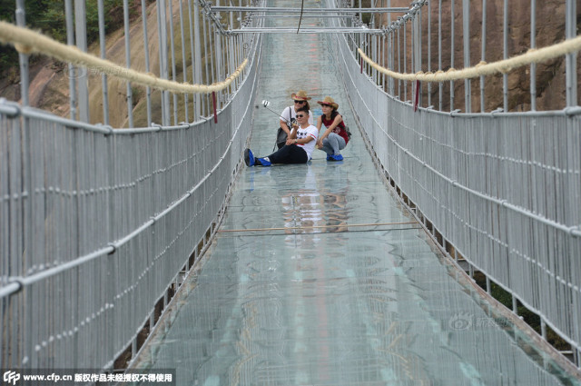 Jembatan gantung kaca ini makin bikin deg-degan yang melewatinya
