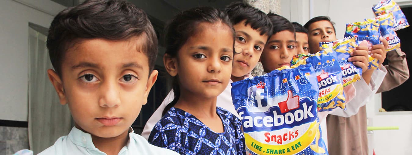 Wah, ada jajanan bernama 'Facebook', seperti apa ya rasanya?