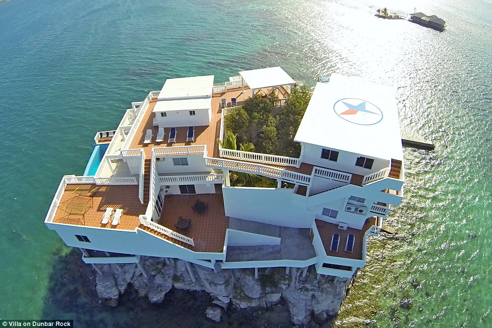 Villa terpencil di atas karang laut, ke sananya harus naik helikopter