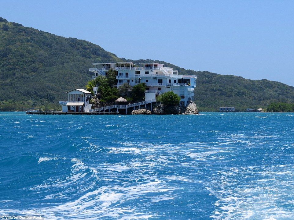 Villa terpencil di atas karang laut, ke sananya harus naik helikopter
