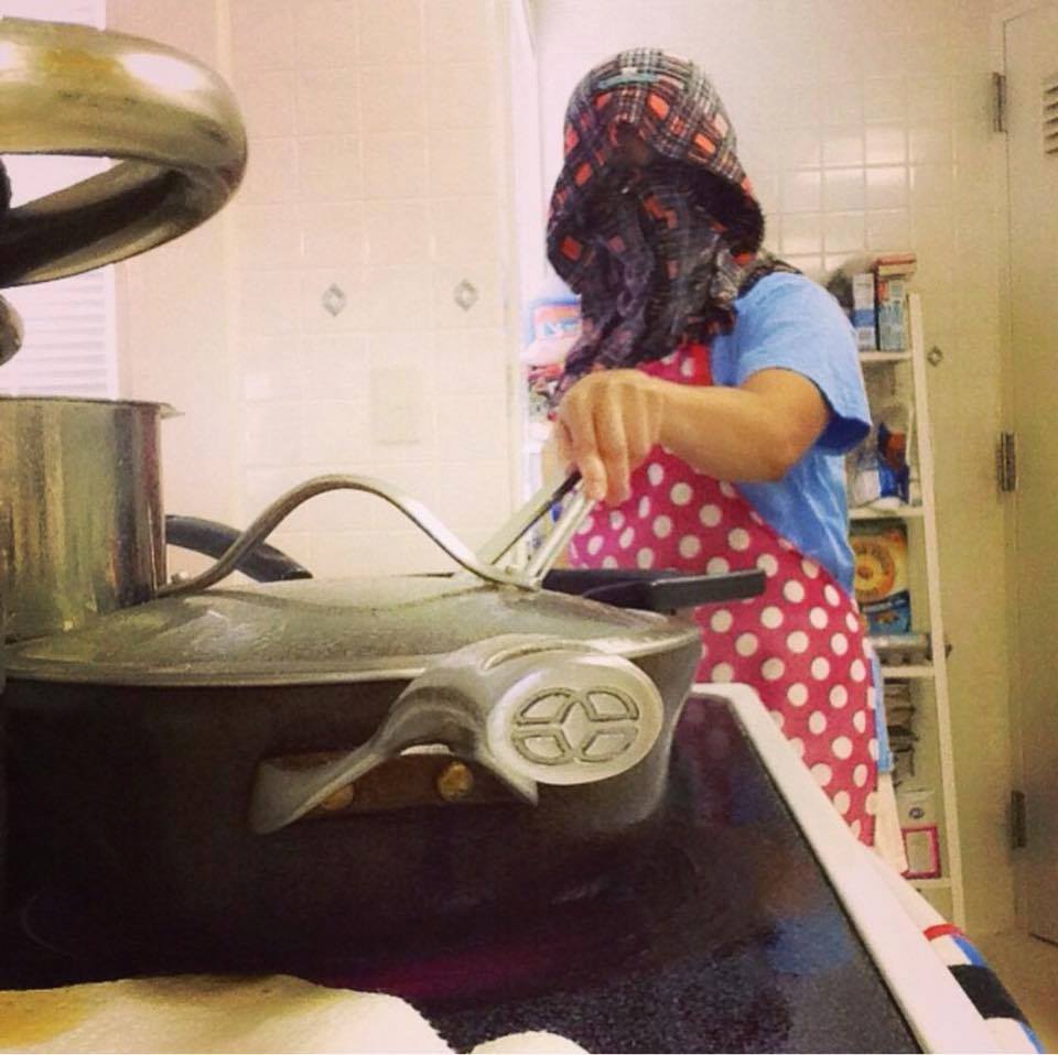 Kelakuan kocak orang yang takut terkena percikan minyak saat memasak