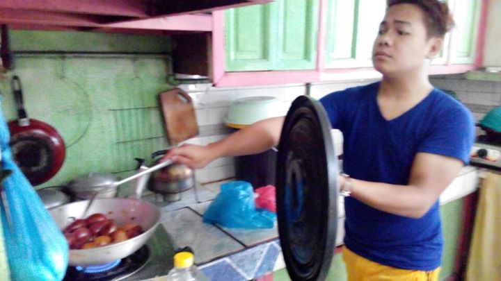 Kelakuan kocak orang yang takut terkena percikan minyak saat memasak