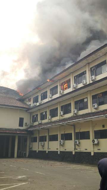 Kumpulan foto kebakaran yang menghanguskan Markas Polda Jawa Tengah Kumpulan foto kebakaran yang menghanguskan Markas Polda Jawa Tengah