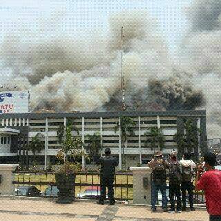Kumpulan foto kebakaran yang menghanguskan Markas Polda Jawa Tengah Kumpulan foto kebakaran yang menghanguskan Markas Polda Jawa Tengah