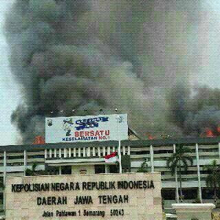 Kumpulan foto kebakaran yang menghanguskan Markas Polda Jawa Tengah