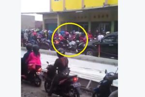 Aparat pengawal ugal-ugalan dan tabrak pengendara di jalan