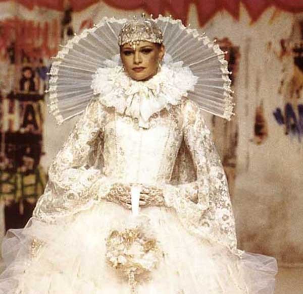 Gaun pengantin yang bikin penampilan malah jadi aneh, berani pakai? Gaun pengantin yang bikin penampilan malah jadi aneh, berani pakai?