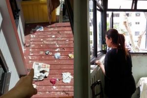 Penghuni flat ini buang kotoran ke atap tetangganya, sungguh terlalu!