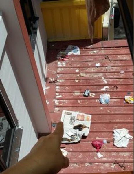 Penghuni flat ini buang kotoran ke atap tetangganya, sungguh terlalu!