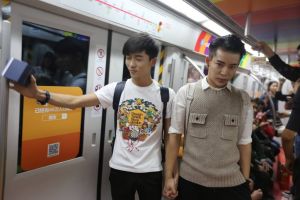 Lamar kekasihnya di kereta, pria ini menuai pro dan kontra  netizen